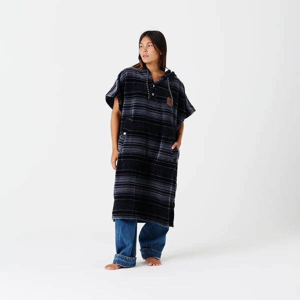 Slowtide Oso Changing Poncho - Black